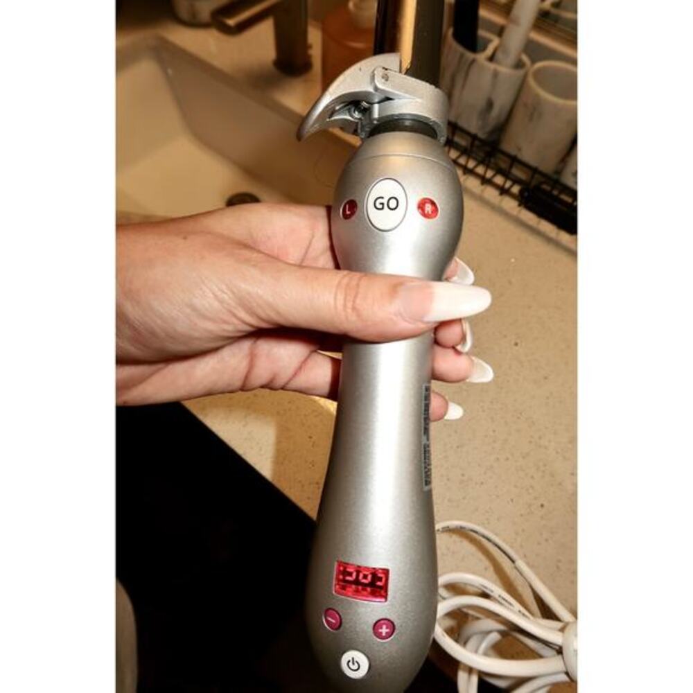 Beachwaver Pro Series rotating curling iron, which is‎ available in 1.25" barrel - Picture 6 of 6